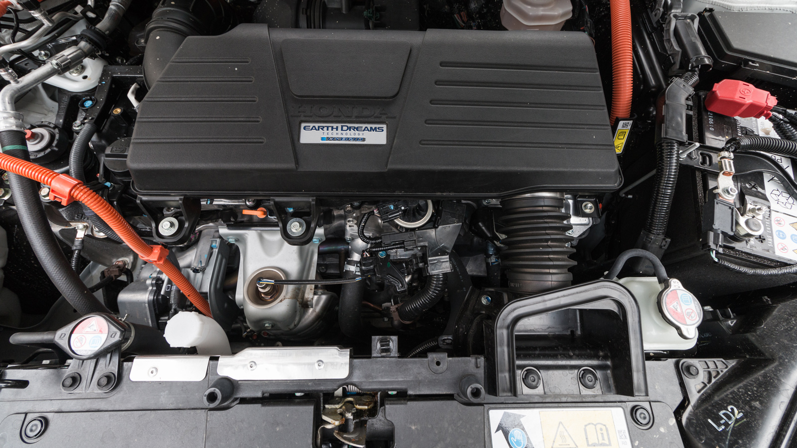 Το κινητήριο σύνολο του SUV αποτελείται από ένα 2 λίτρο βενζινοκινητήρα και 2 ηλεκτρικά μοτέρ, με συνολική απόδοση 184 ίππους και κατανάλωση 7,1 λτ/10